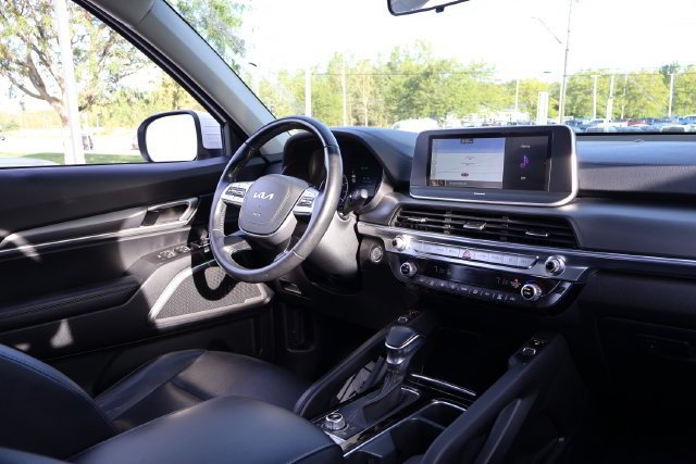 Used 2022 White Kia S image 19