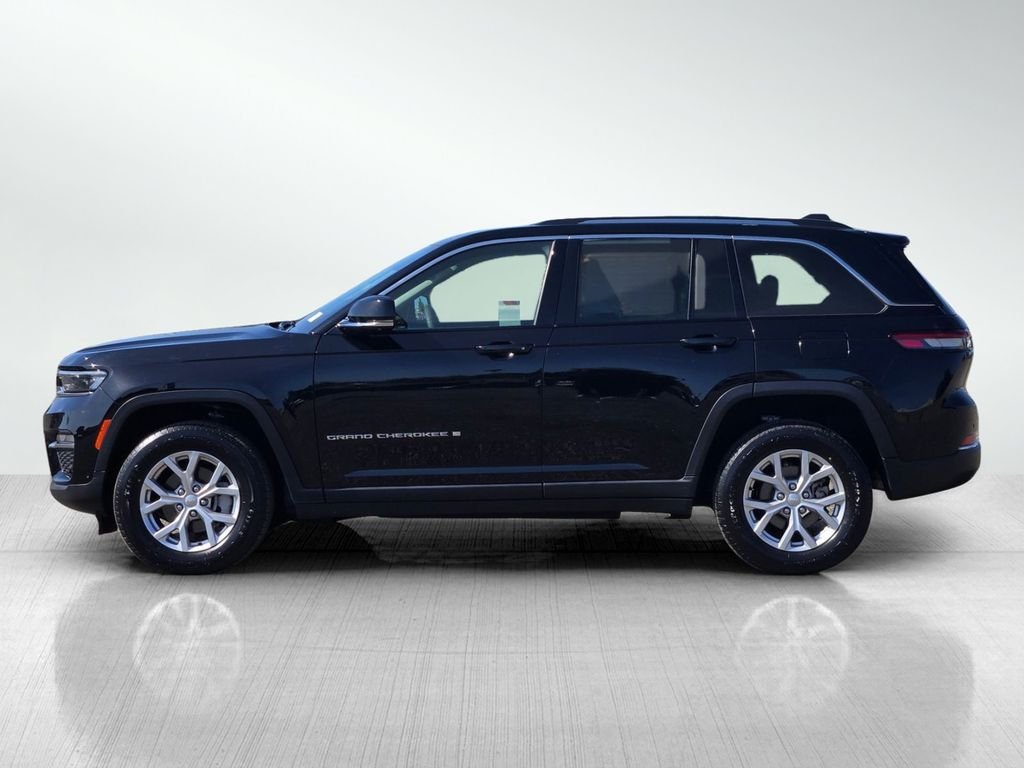 Certified Used 2023 Diamond Black Crystal Pearlcoat Jeep Limited image 6