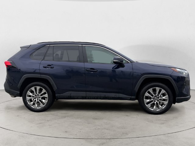 Used 2025  Toyota XLE Premium image 4