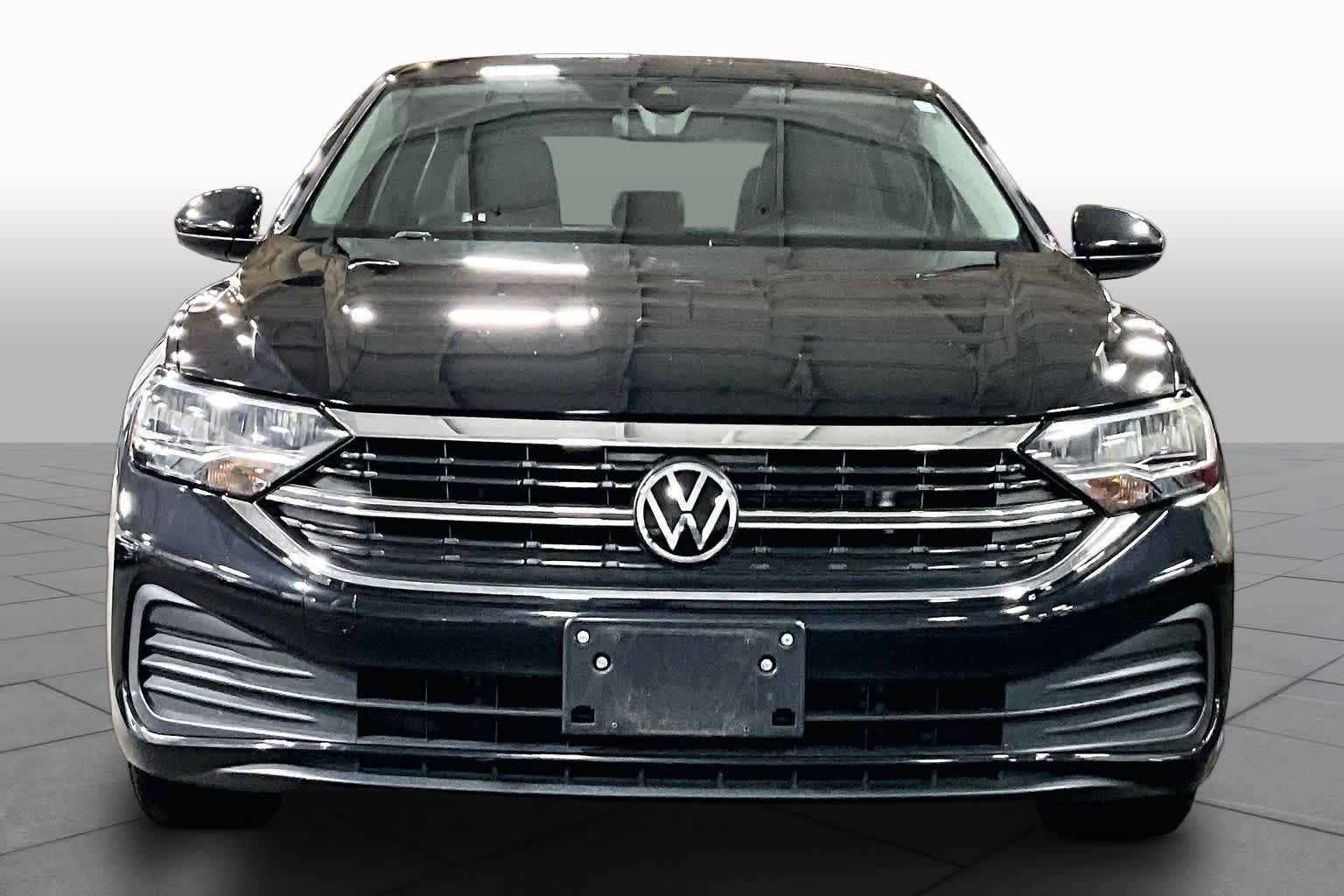 Used 2022 Deep Black Pearl Volkswagen SE image 4