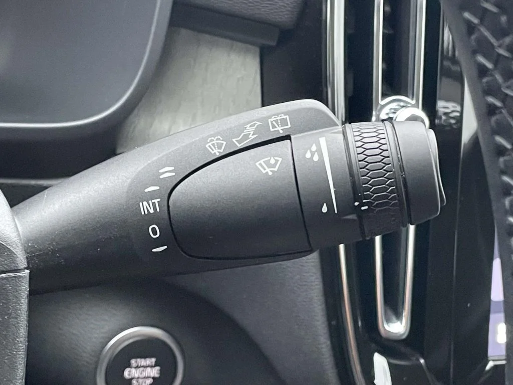 Certified Used 2025 Vapour Grey Volvo Plus image 13