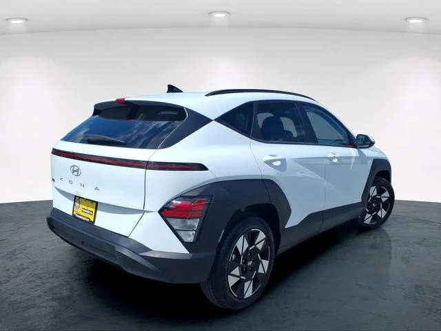 Used 2025 White Hyundai SEL image 8