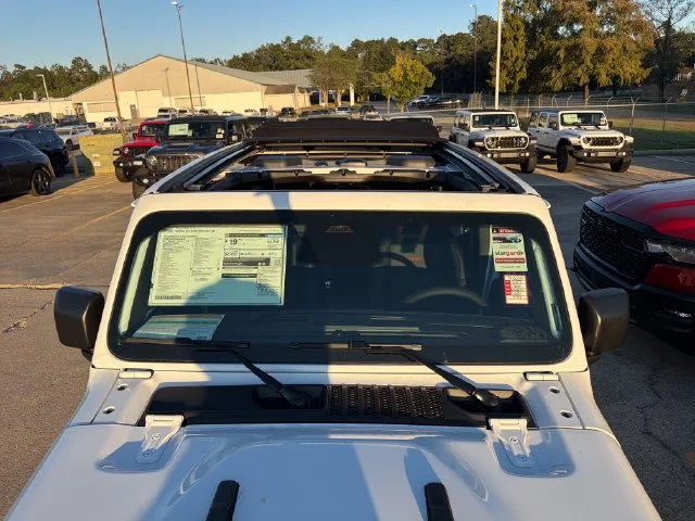 New 2027 Bright White Clear-Coat Paint Jeep Rubicon X image 31