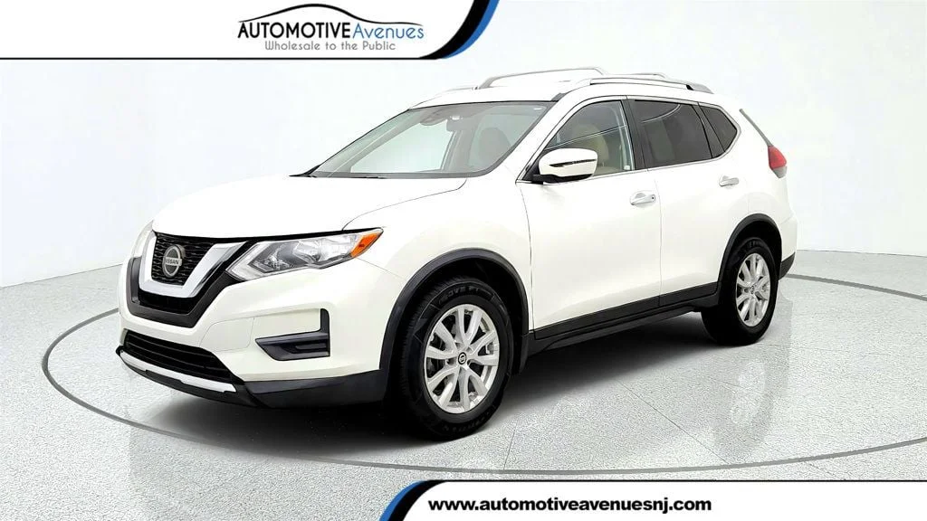 Used 2019 Pearl White Tricoat Nissan FWD SV image 1