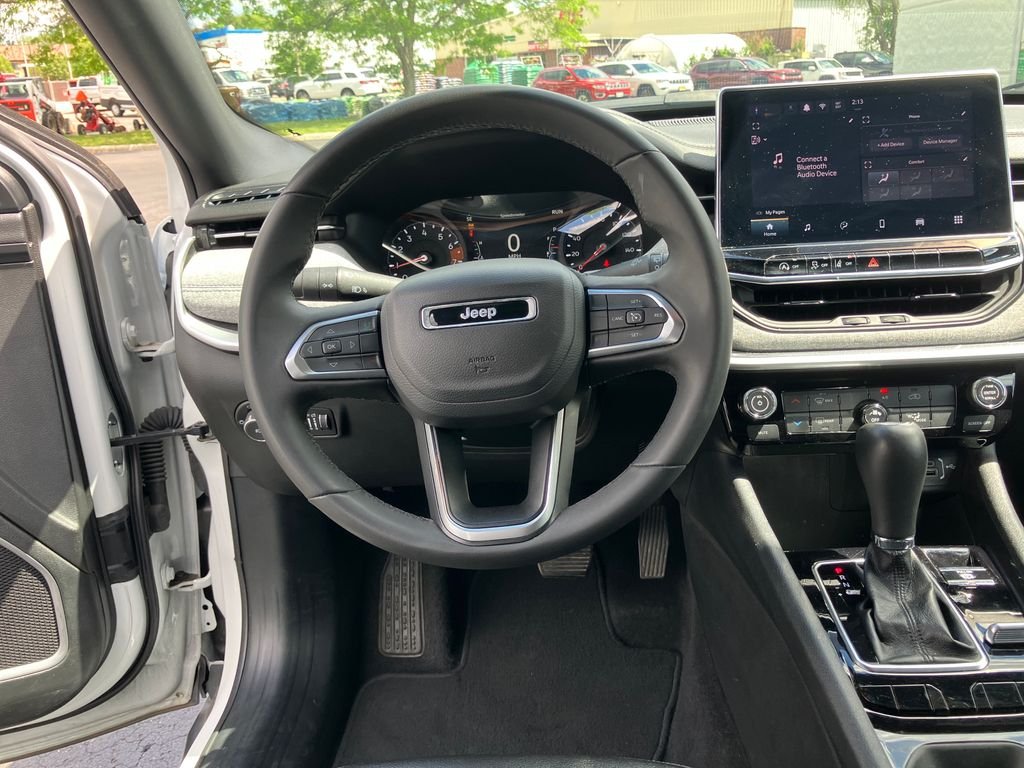 Used 2024 White/off-white Jeep Latitude image 15