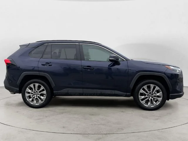 Used 2025  Toyota XLE Premium image 4