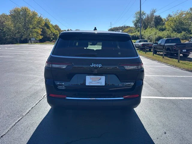 New 2027 High-Gloss Black Paint Jeep Laredo X image 6