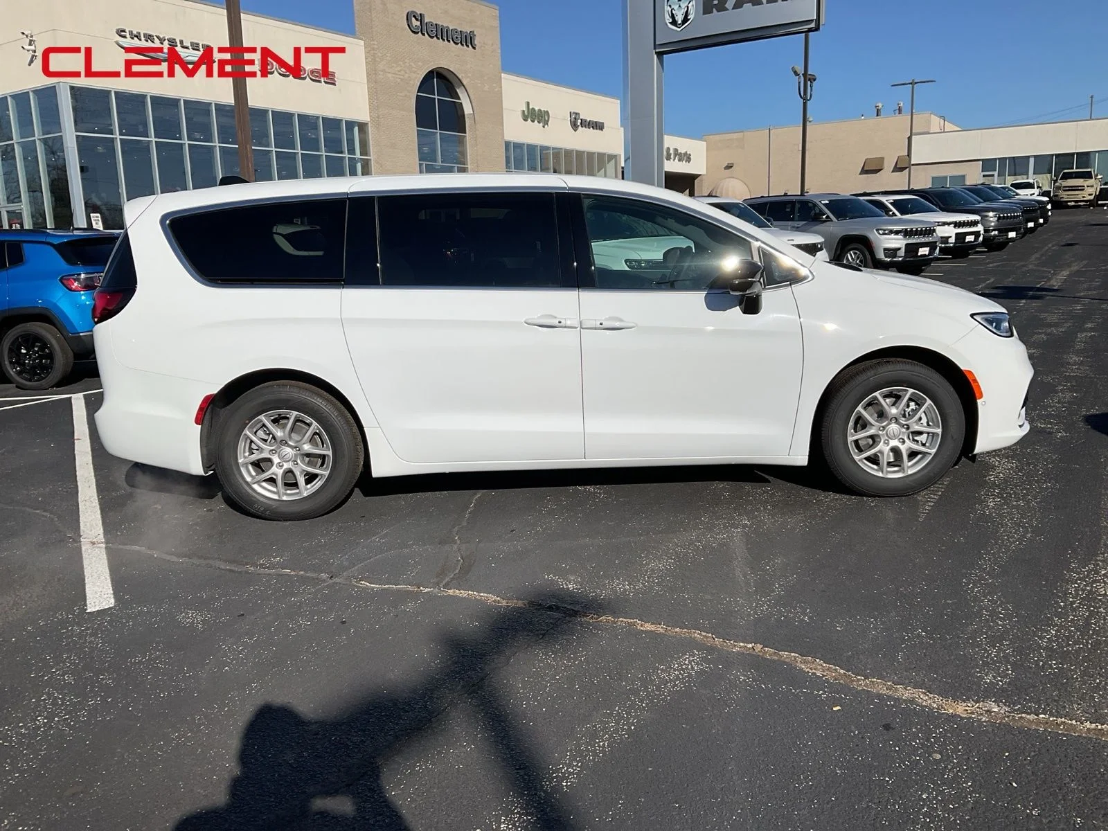 New 2026 Bright White Clear-Coat Exterior Paint Chrysler Select image 4