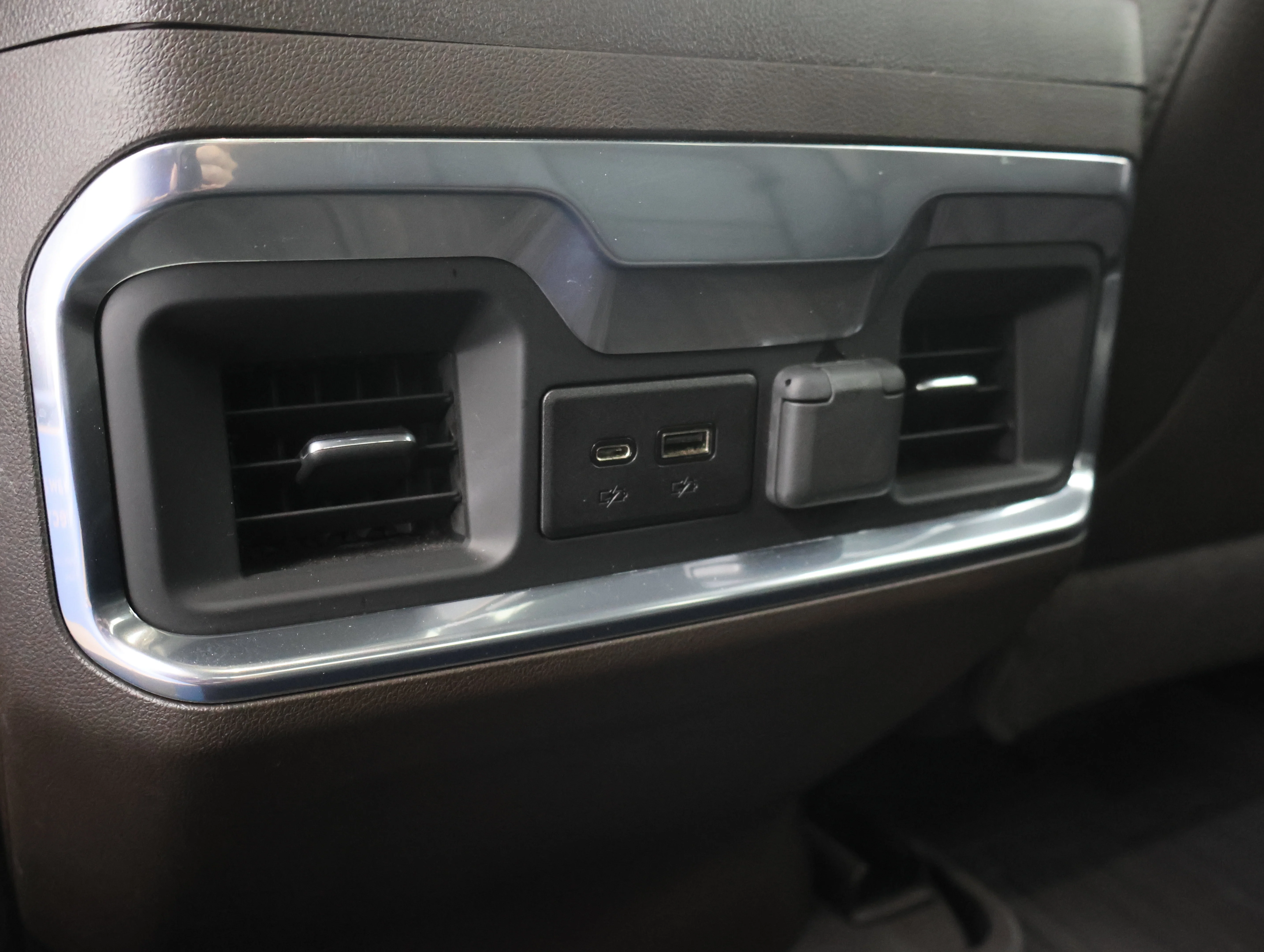 Used 2022 White Frost Tricoat GMC Denali image 46