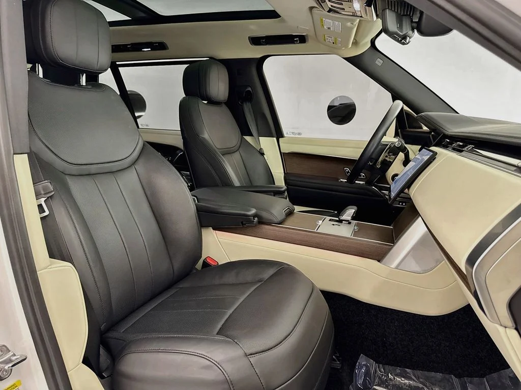 Used 2024 White Land Rover SE image 29