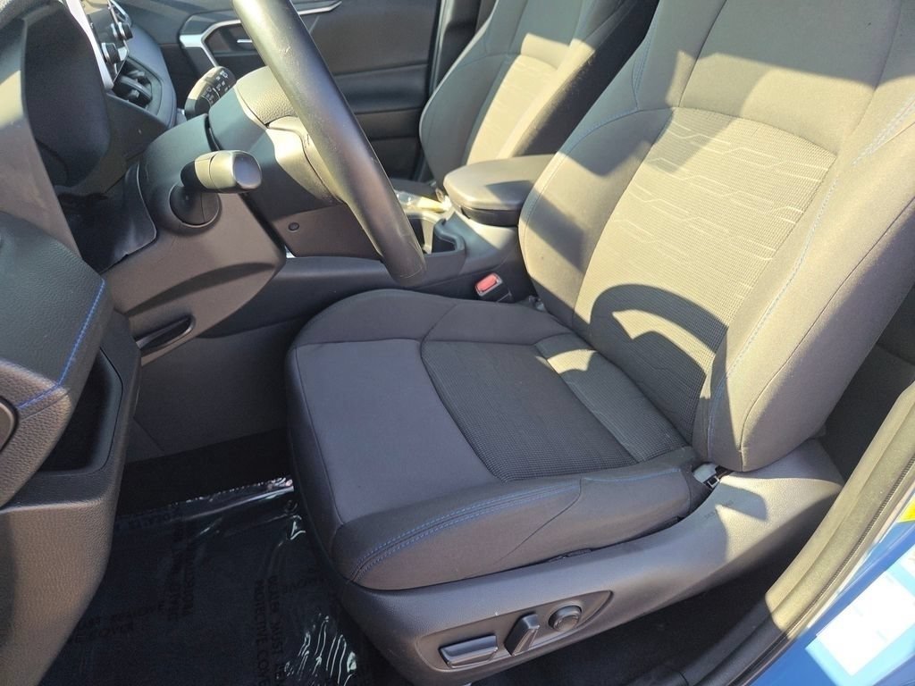 2022 Toyota RAV4 SE - Photo 6