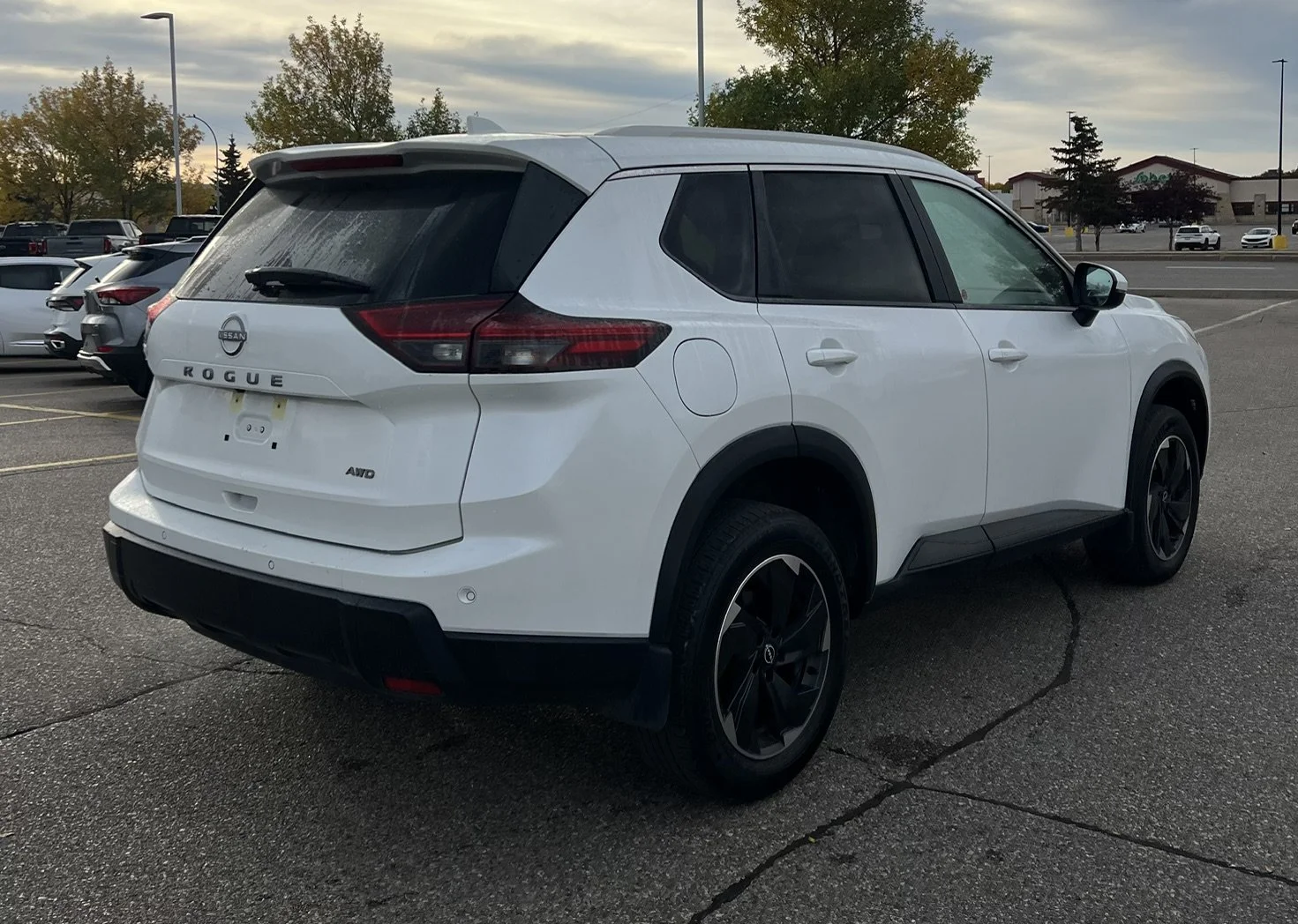 Used 2026 White Nissan SV Moonroof AWD image 5