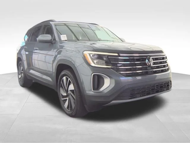 Used 2025  Volkswagen 2.0T SE w/Technology image 8