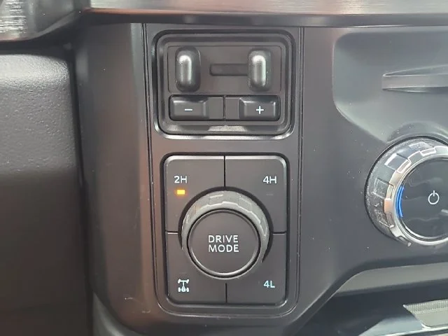 Used 2024 Silver Ford Lariat image 29