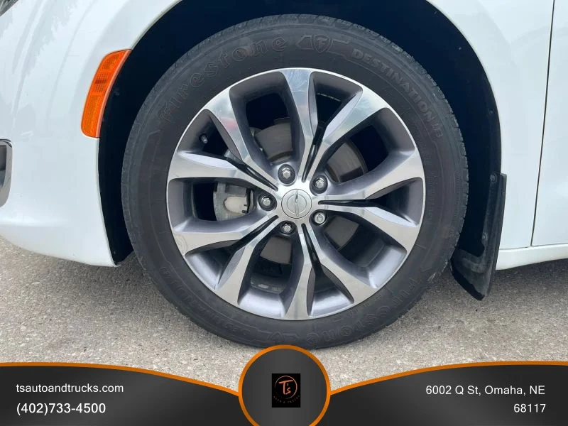 Used 2018 White Chrysler Limited Minivan 4D image 12