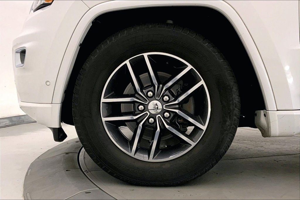 Used 2018 Ivory Jeep Overland image 8