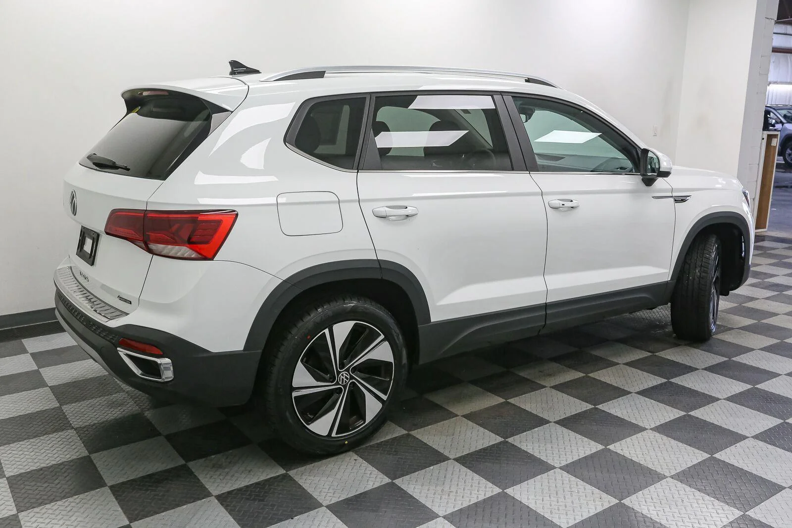 Used 2023 Pure White Volkswagen SE image 11