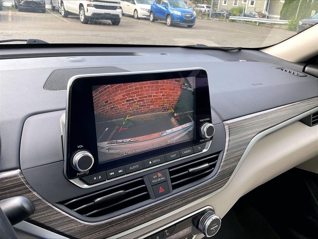 Used 2019 White Nissan 2.5 SL image 19