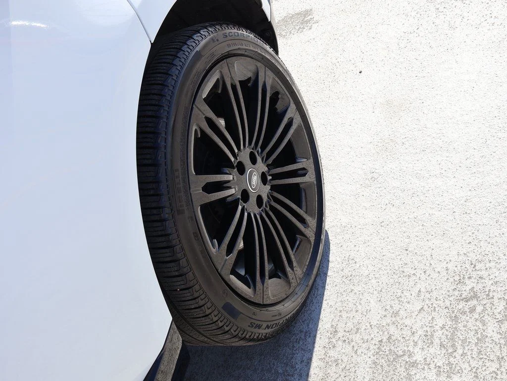 Used 2025 Fuji White Land Rover SE image 37