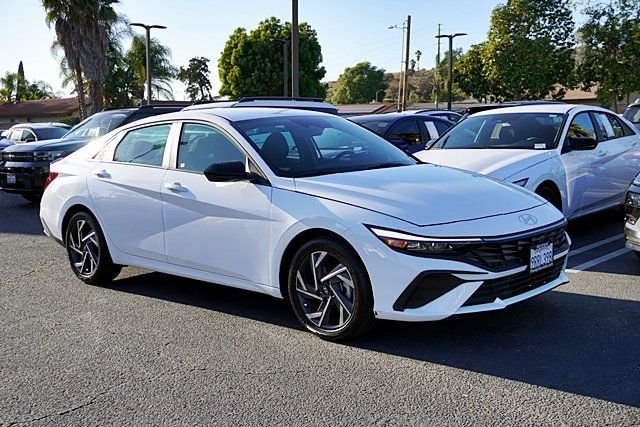 Used 2025 White Hyundai SEL Sport image 5