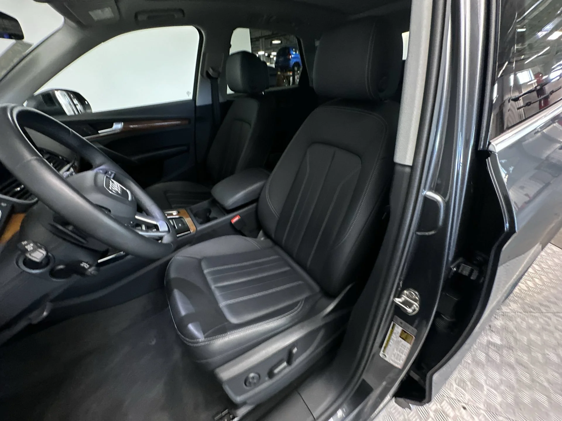 Used 2023 Daytona Gray Pearl Effect Audi S line Premium image 12