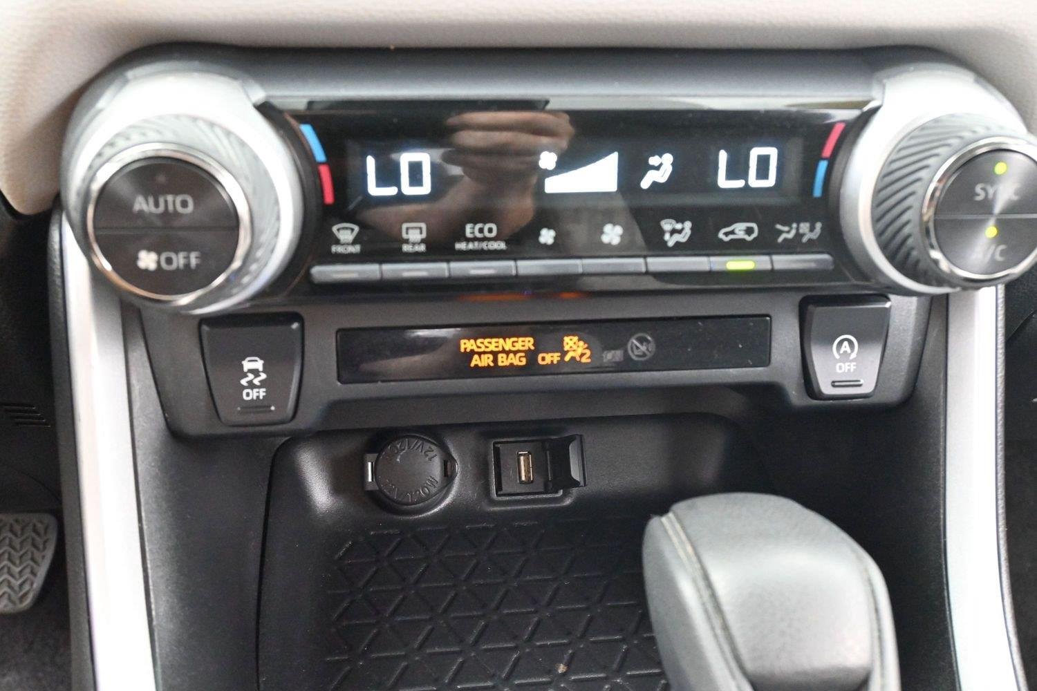 Used 2022 White Toyota XLE image 23