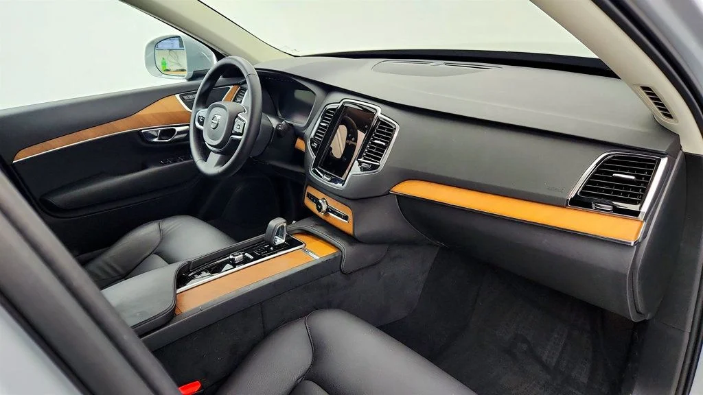 Used 2025 Silver Dawn Metallic Volvo T8 AWD Plus 7-Seater image 23
