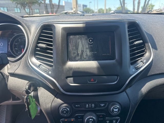 Used 2019 White Jeep Latitude image 4