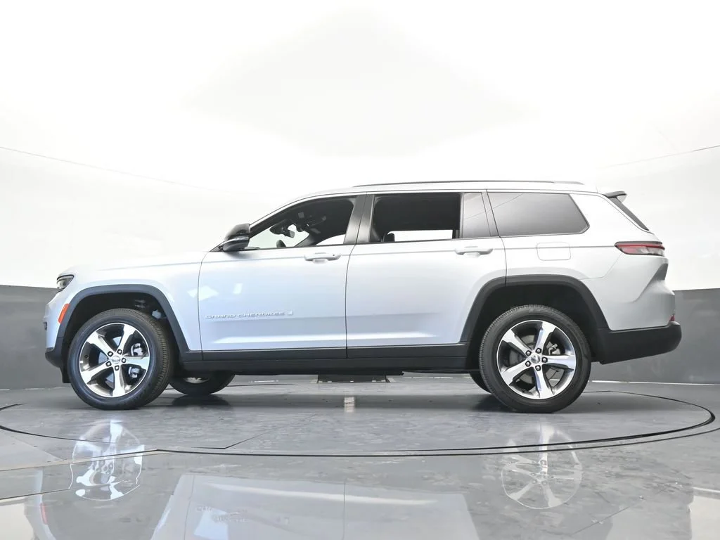 Used 2025 Silver Jeep Limited image 59