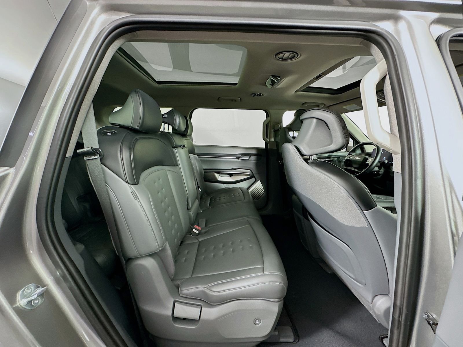 Used 2024 Pebble Gray Kia Wind image 29