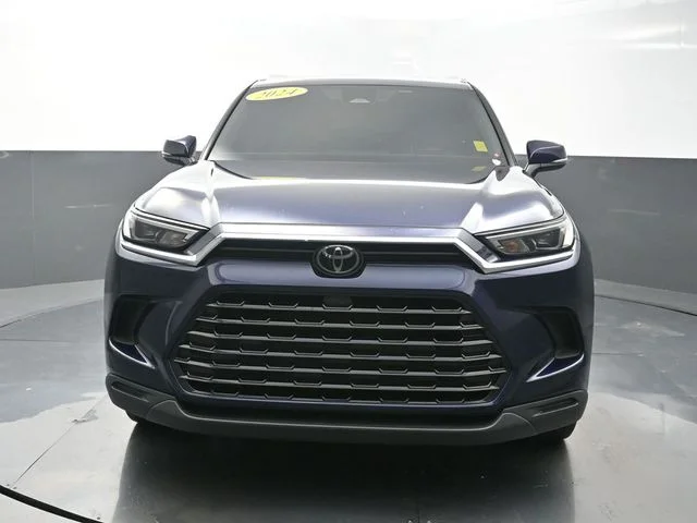 Used 2024  Toyota XLE image 2