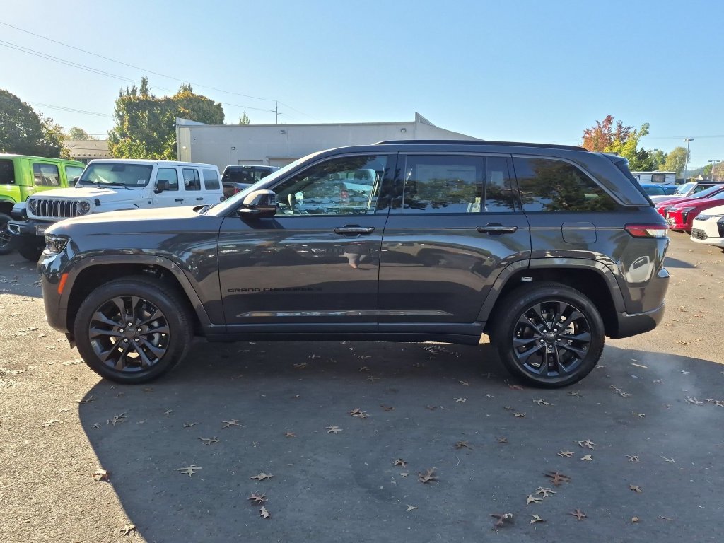New 2026 Baltic Gray Metallic Clear-Coat Exterior Paint Jeep Limited Reserve image 4