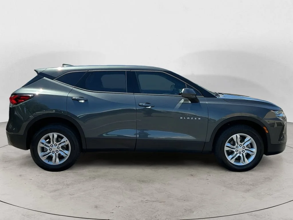 Used 2019 NIGHTFALL GRAY METALLIC Chevrolet 4DR FWD LT image 4