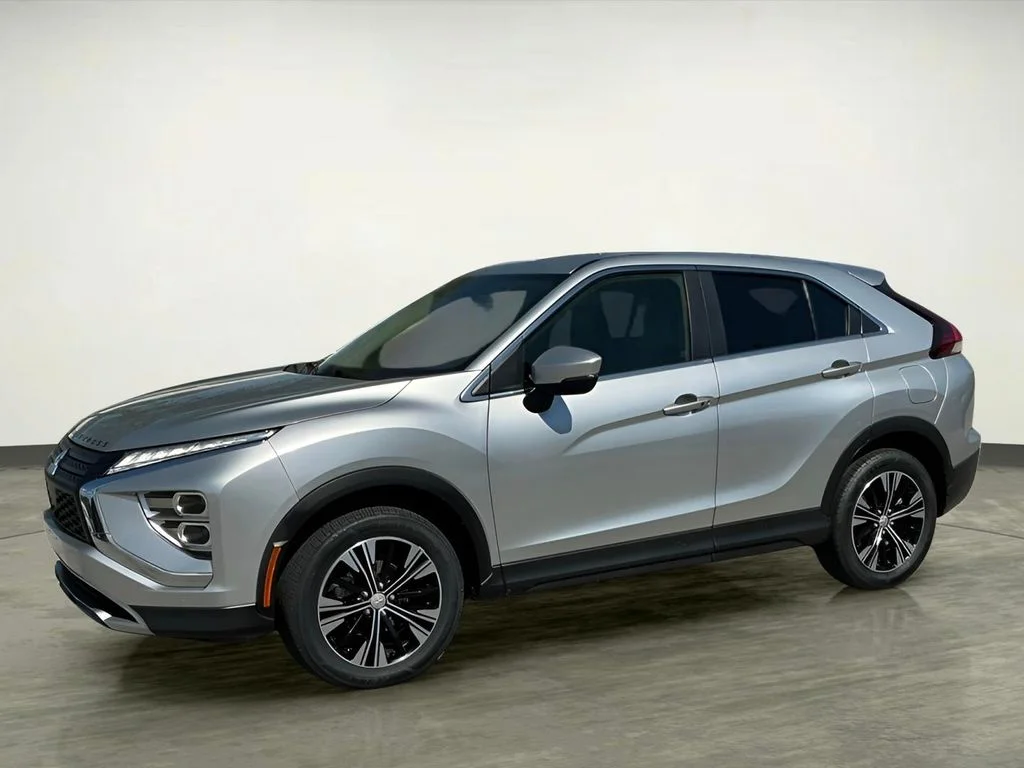 Used 2022  Mitsubishi SE image 2