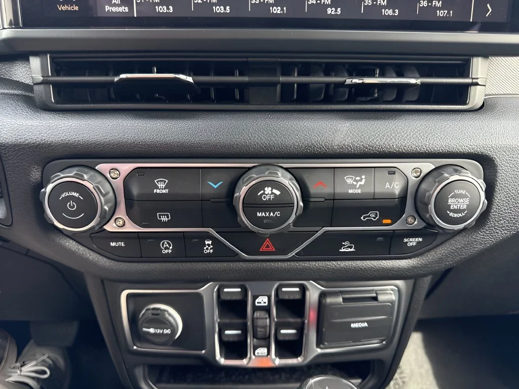 Used 2025 White Jeep Sport S image 18