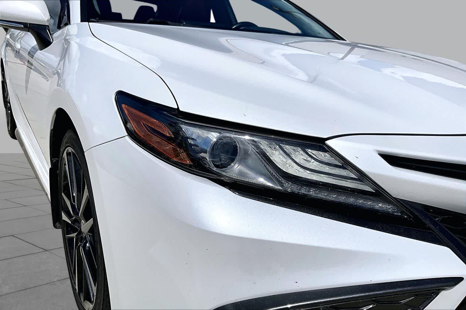 Used 2021 Wind Chill Pearl Toyota XSE image 27