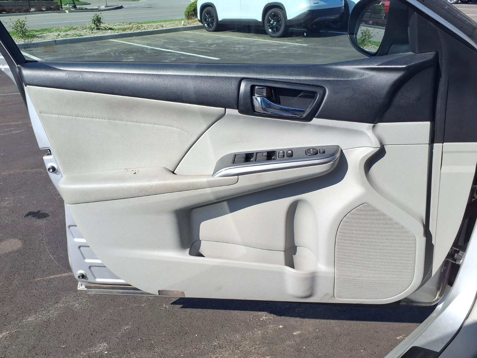 Used 2013 Classic Silver Metallic Toyota XLE image 18