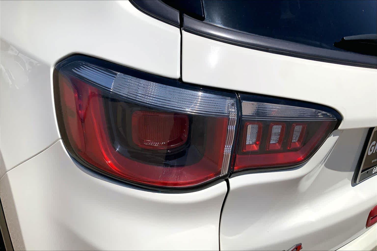 Used 2019 White Clearcoat Jeep Trailhawk image 31
