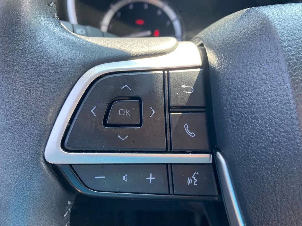 Used 2022 Silver Toyota XLE image 28