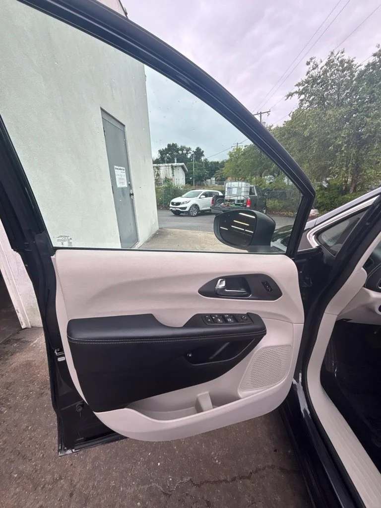 Used 2023 Black Chrysler Touring L image 10