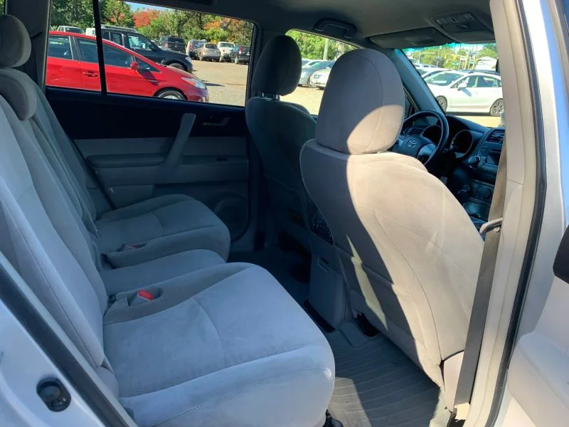 Used 2011 Silver Toyota Sport Utility 4D image 28