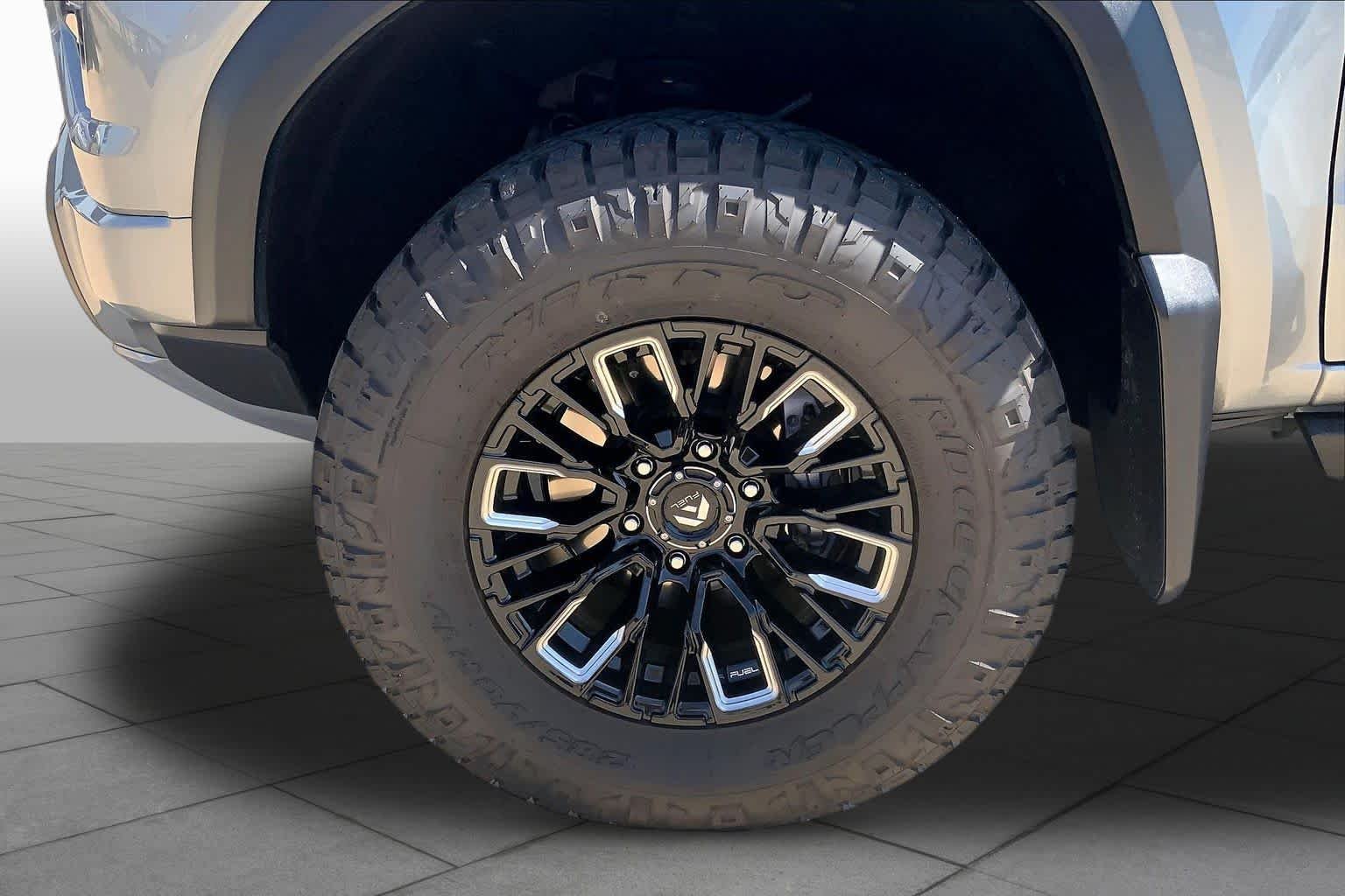 Used 2025 Sterling Metallic GMC 4WD AT4 image 10