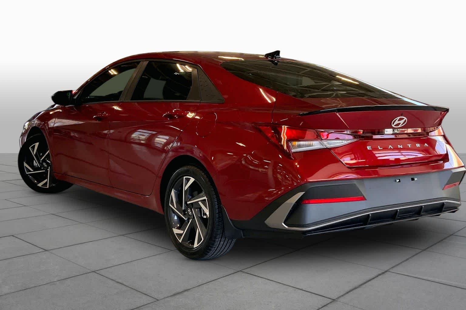 Used 2025 Ultimate Red Hyundai SEL Sport image 11