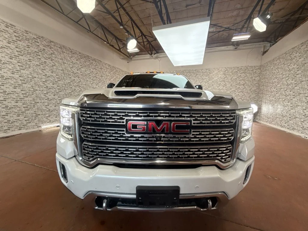 Used 2020 White Frost Tricoat GMC Denali image 2