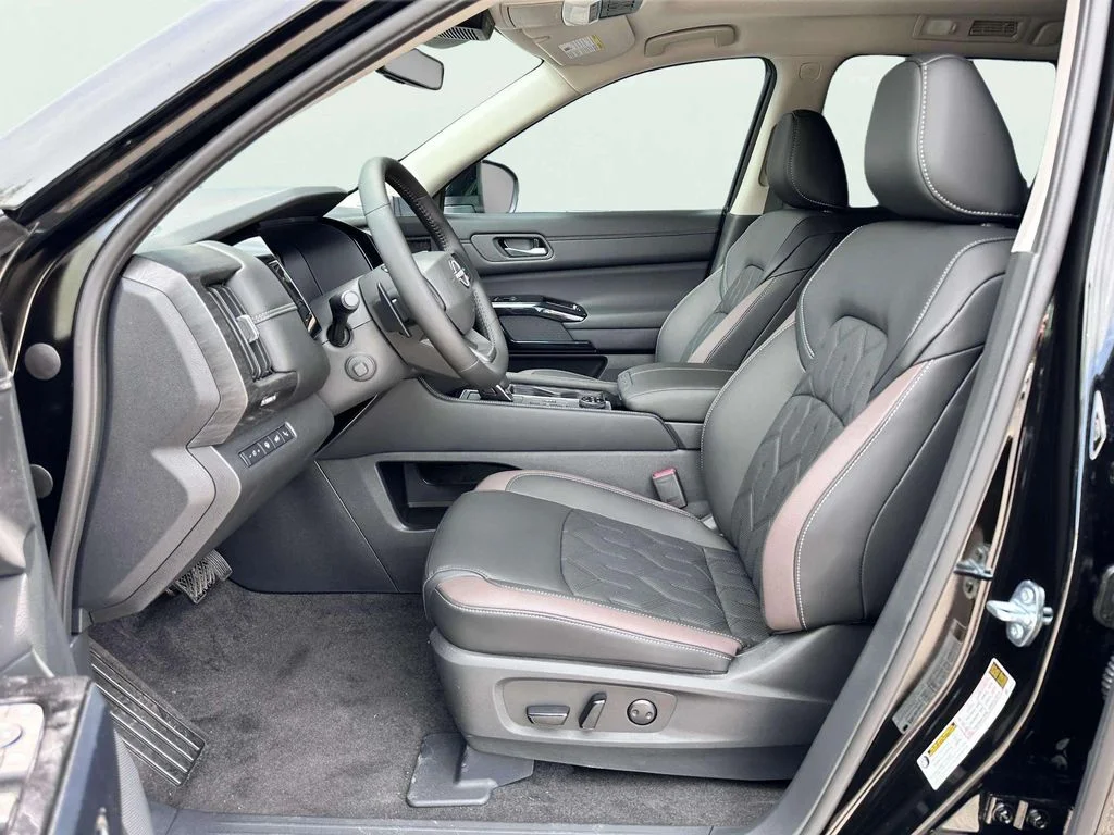 New 2026 Super Black Nissan Platinum image 13