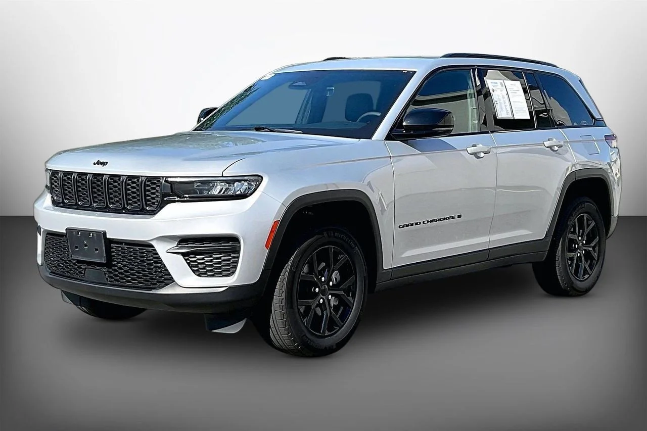 Certified Used 2025 Silver Jeep Altitude image 4