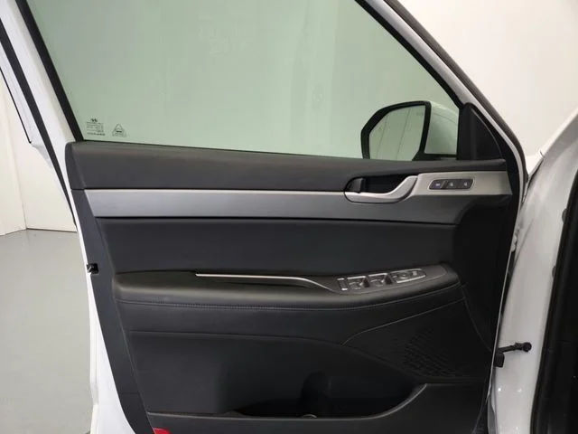 Used 2025 White Hyundai SEL Premium image 32