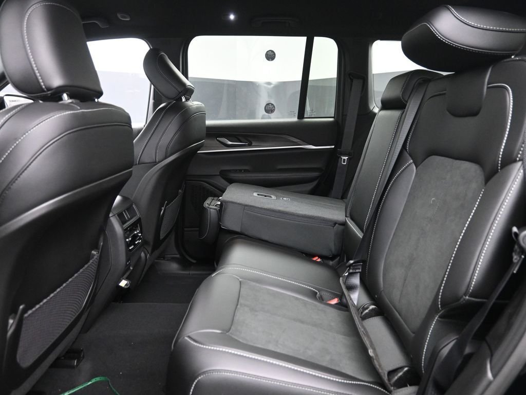 New 2026 Diamond Black Crystal Pearlcoat Jeep Altitude image 12