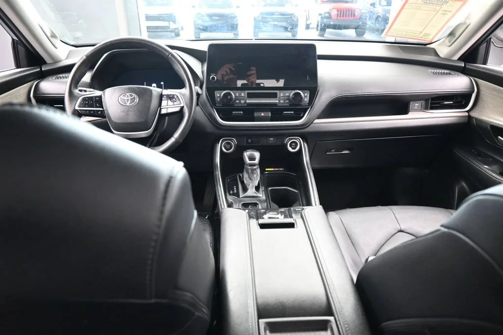 Used 2025 Cloud Toyota Limited image 42