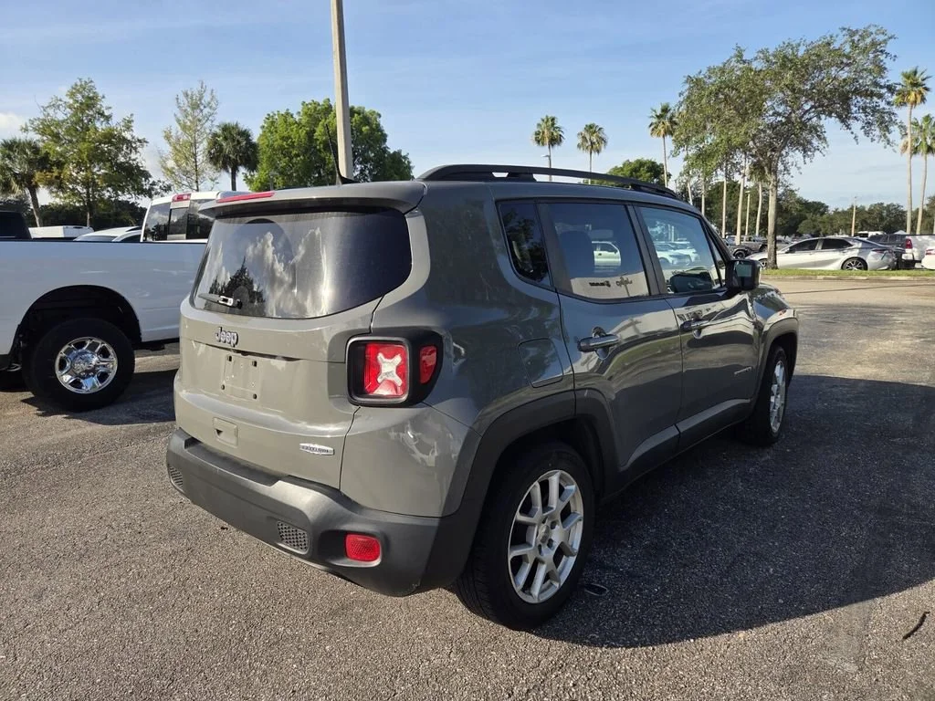 Used 2021 Sting-Gray Clearcoat Jeep Latitude image 5